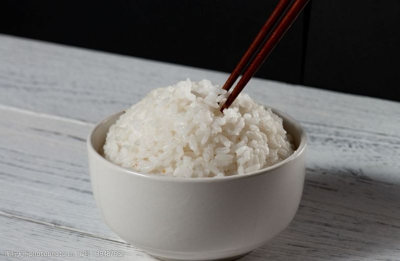 中式餐具米饭图片