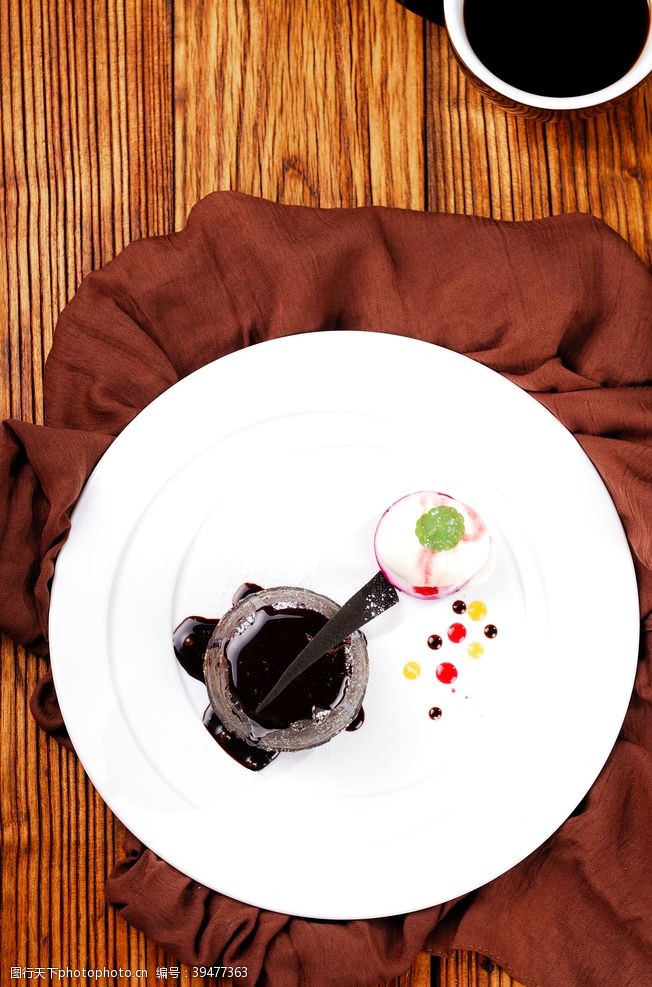 岩茶巧克力熔岩蛋糕配冰淇淋图片