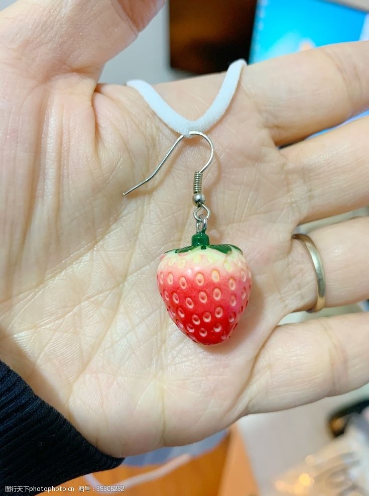 钻石耳钉草莓耳坠图片