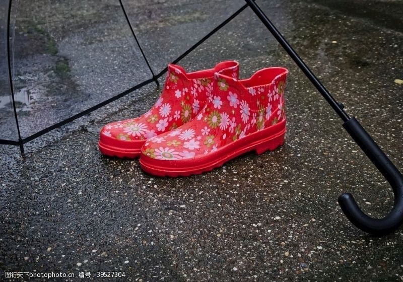 阴雨天橡胶靴图片