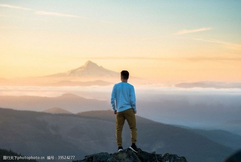 男性男人一览众山小图片