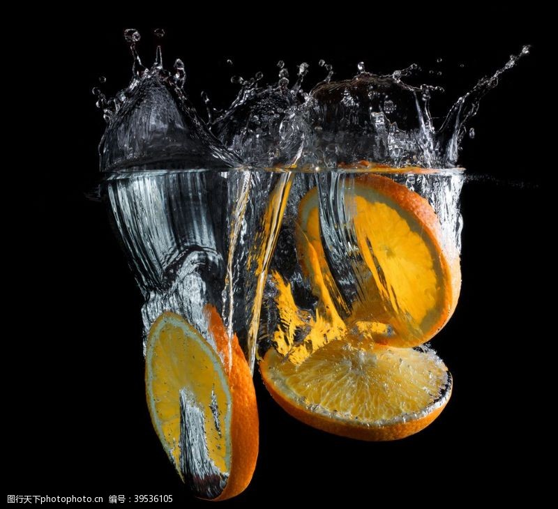 橙子汁水里的橙子片图片
