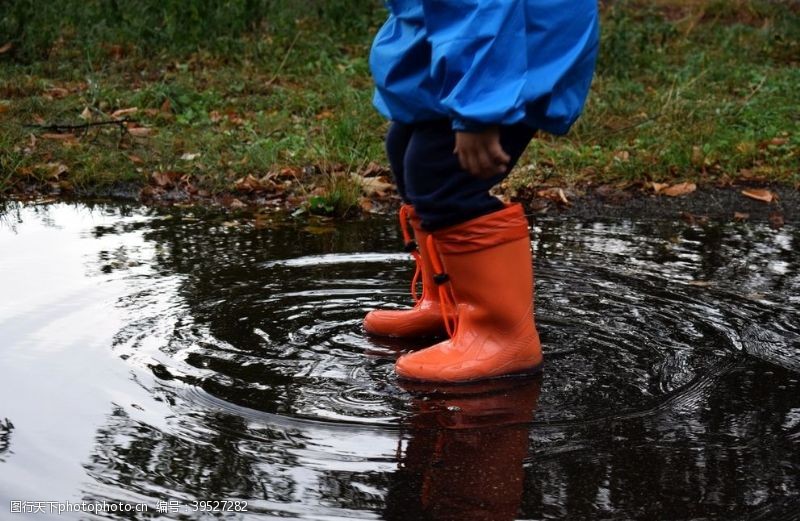秋季活动雨靴图片
