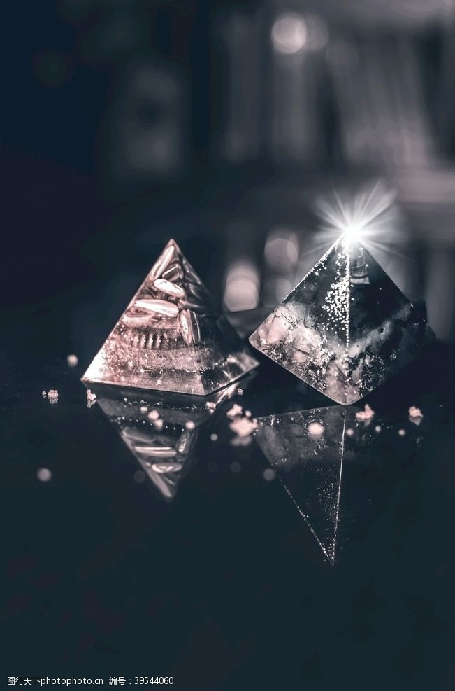 金字塔发光钻石图片
