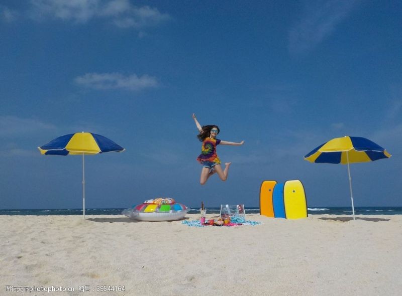 青少年沙滩跳跃女孩图片