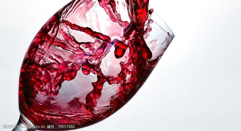 飞红色葡萄酒倒玻璃红酒图片