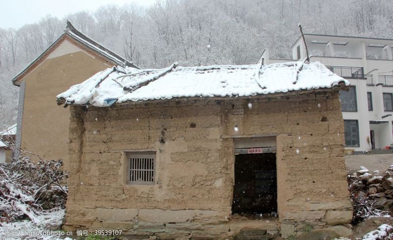 乡村旅游小屋雪景图片