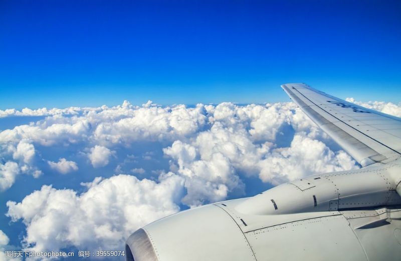 云背景飞机外的风景机翼图片