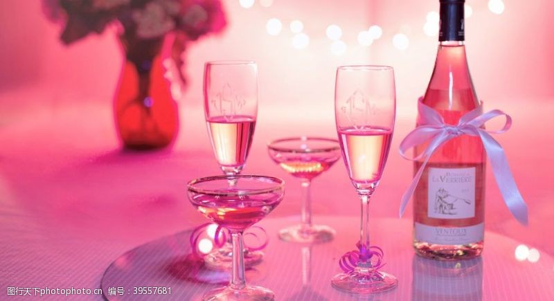 粉香槟婚礼明确玻璃瓶酒杯粉红葡萄酒图片