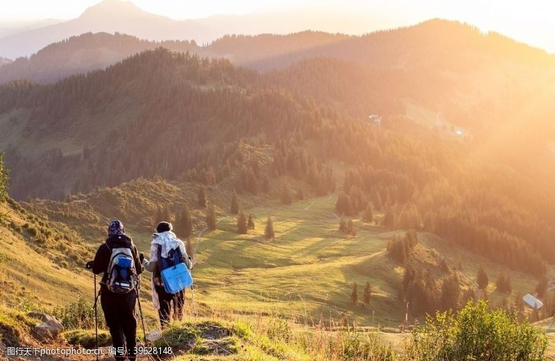 登山者与好友爬山图片