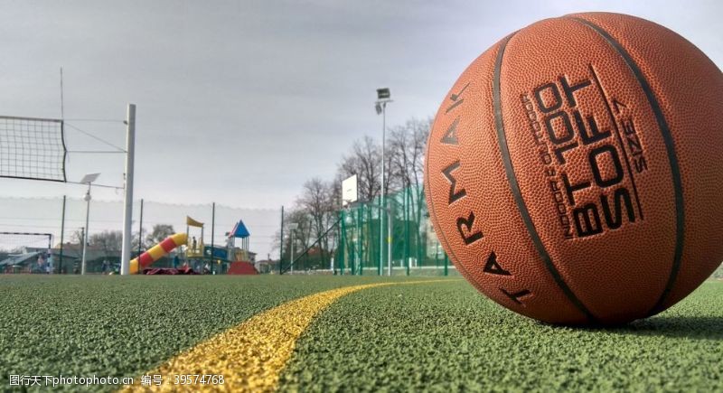 塑胶篮球场篮球图片