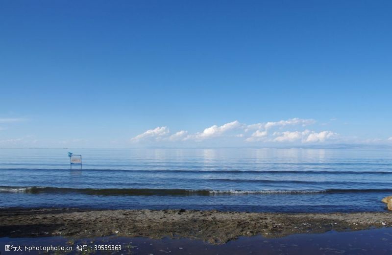 夏日风情蓝天白云海景沙滩图片