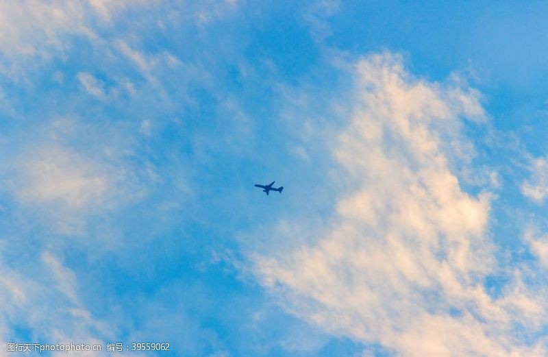 云背景蓝天晚霞飞机图片