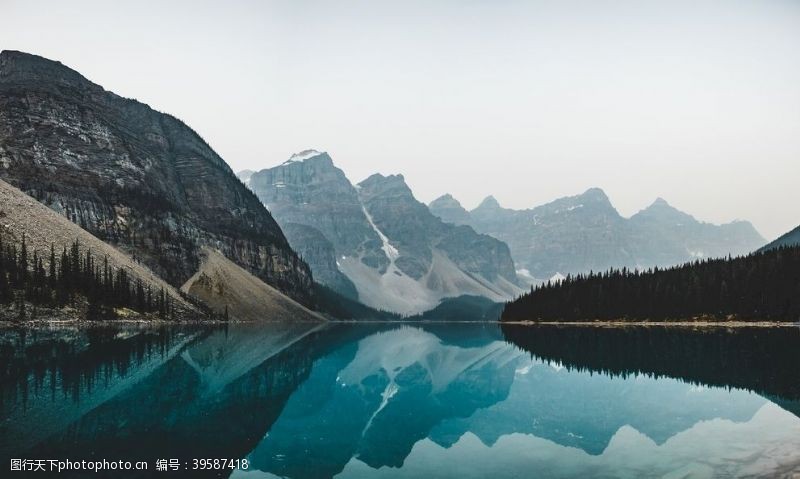 自然堂美丽的蓝色湖泊倒影图片