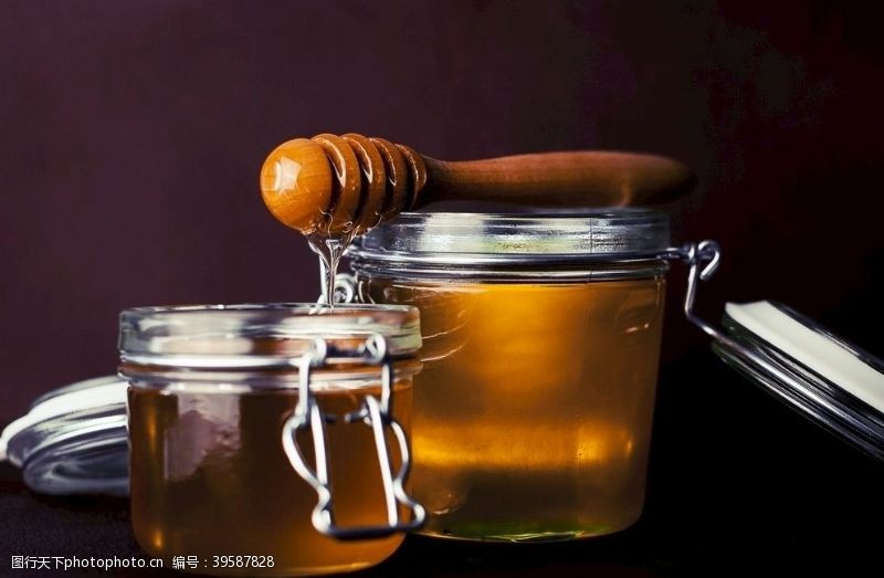 蜜蜂窝香甜营养的蜂蜜图片