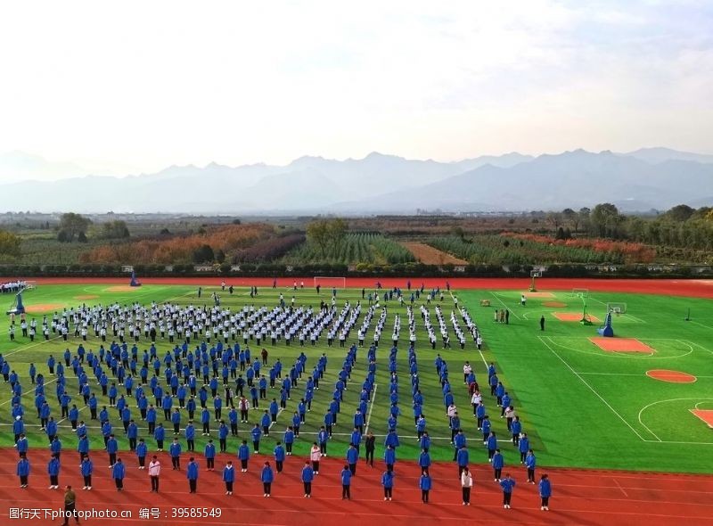 上学的学生操场上的运动健将图片