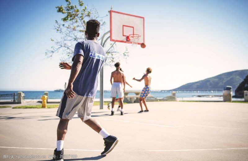 篮球框打蓝球的年轻人图片