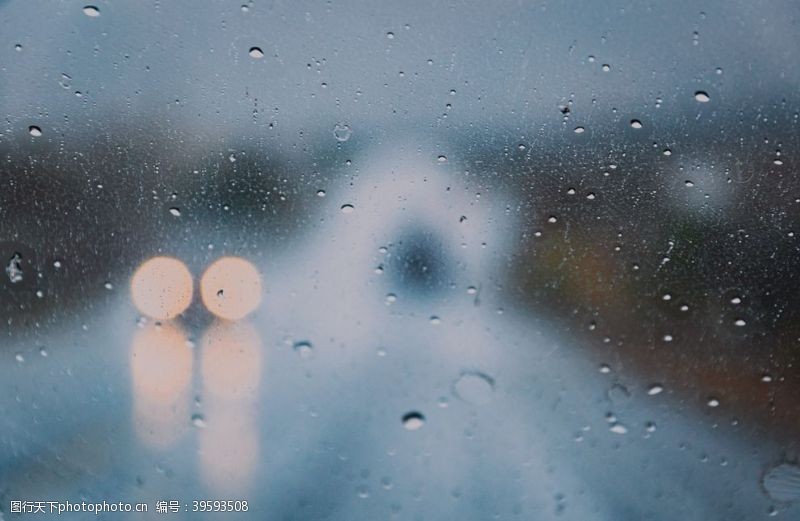 下雨高清毛玻璃朦胧光影背景图片
