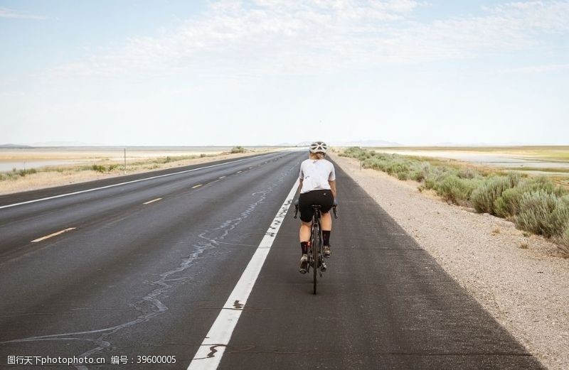 户外运动骑自行车的女性图片
