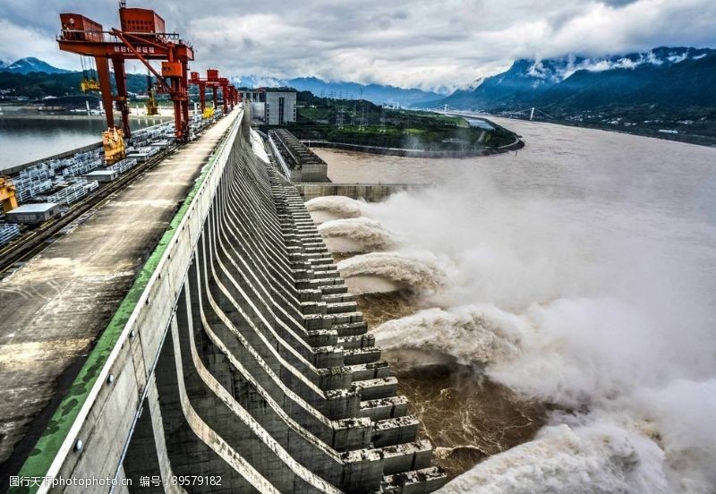三峡大坝开闸泄洪图片