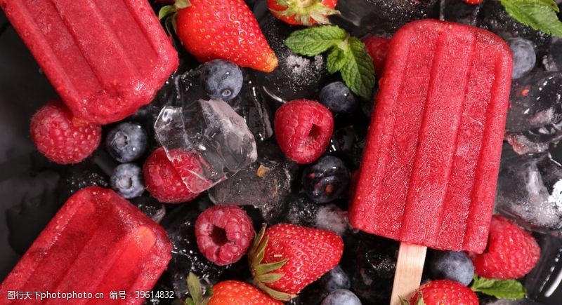 夏日冰饮红色冰淇淋草莓蓝莓冰块图片