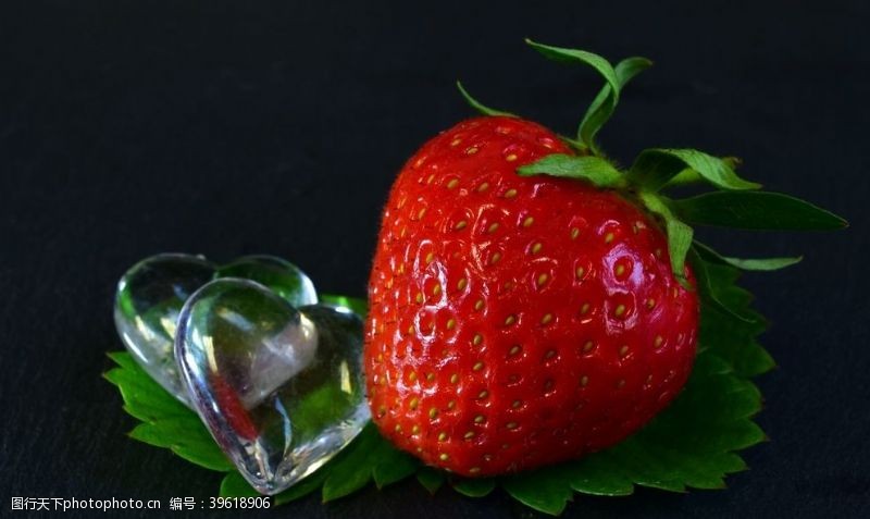 牛奶灯箱草莓图片