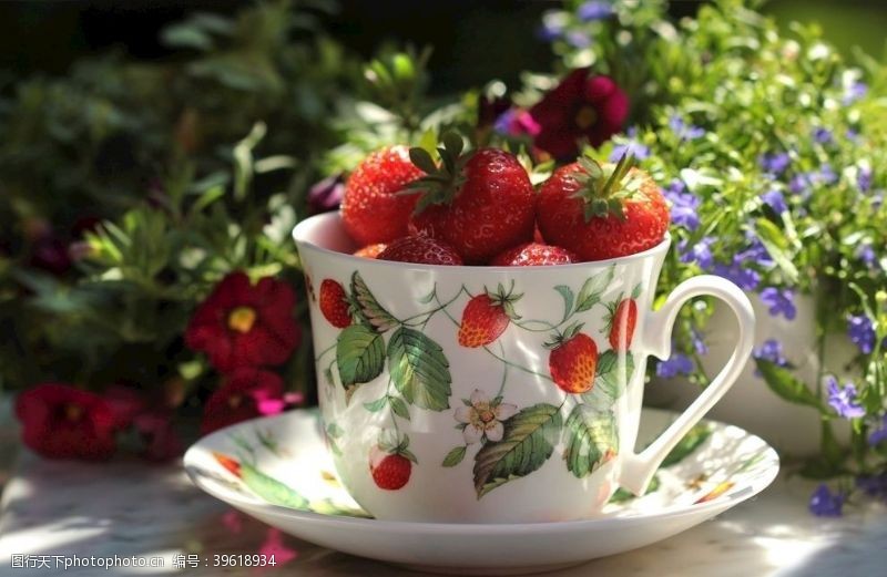 牛奶灯箱草莓图片