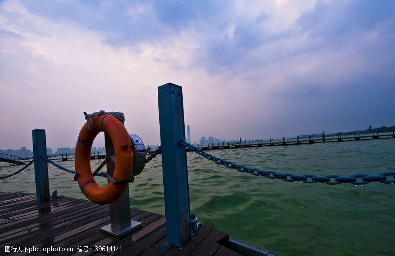 体育用品海边红色救生圈图片