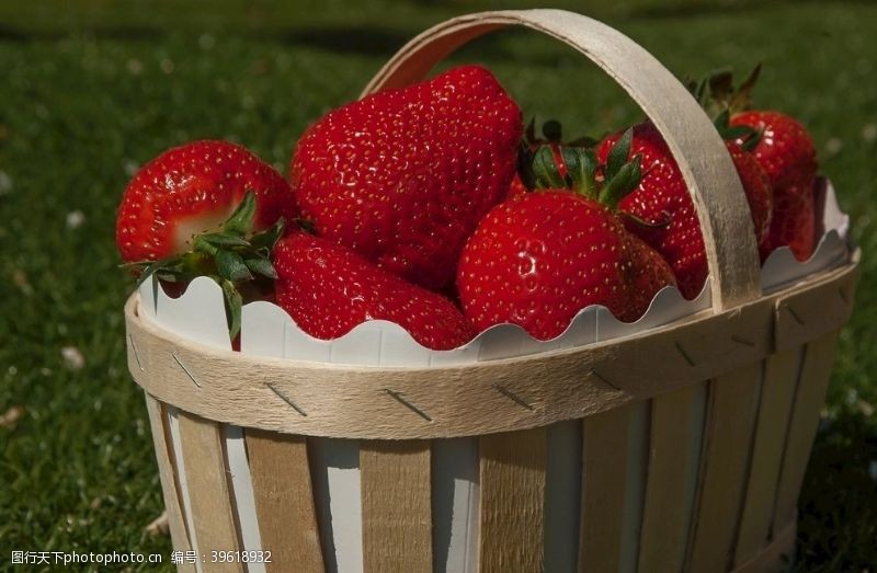 水果牛奶营养丰富的草莓图片