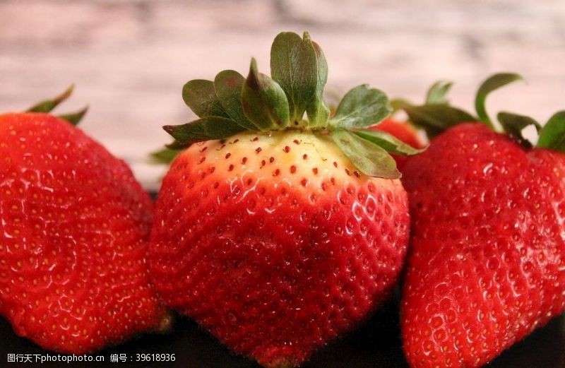 水果牛奶营养丰富的草莓图片