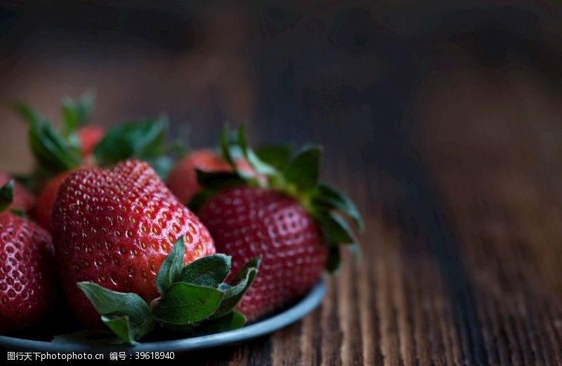 牛奶灯箱营养丰富的草莓图片