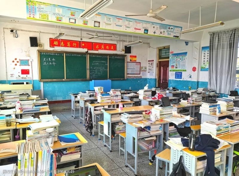 课桌安静的教室图片