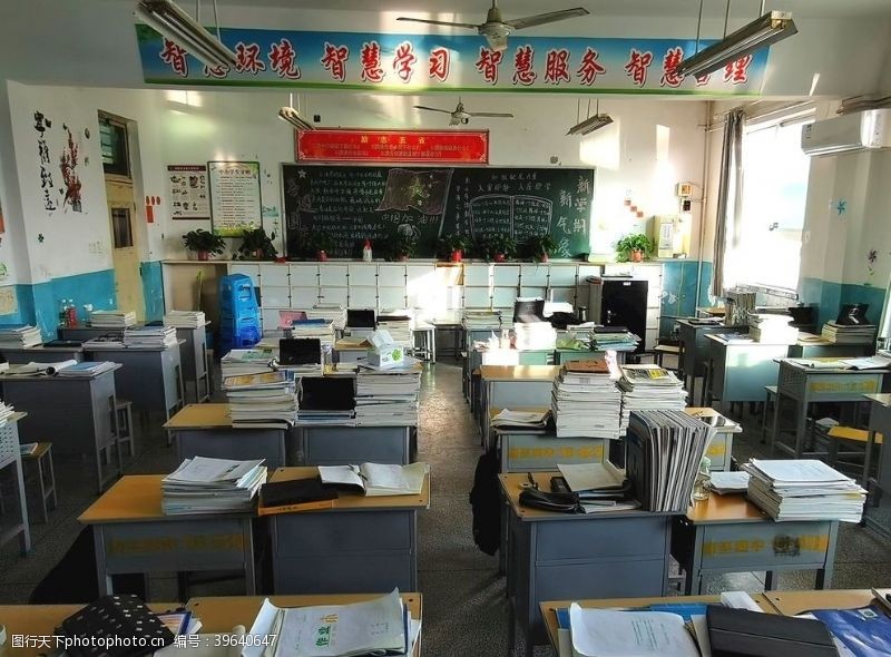 办公桌椅静谧的学校课堂图片