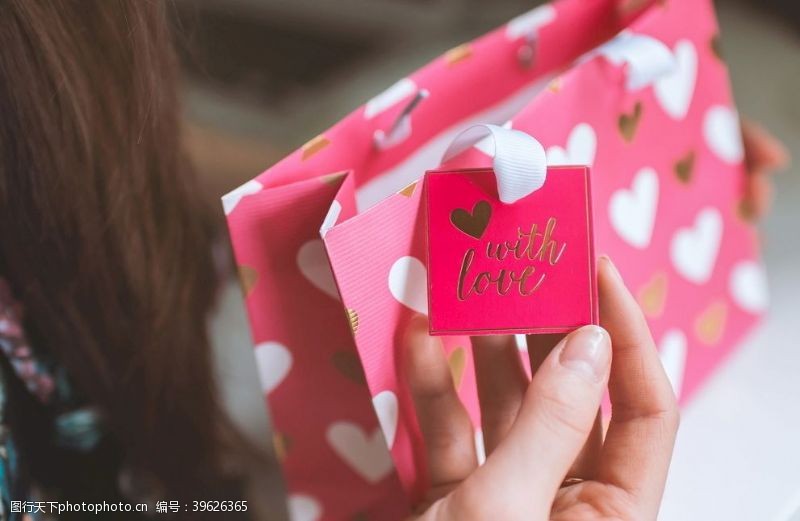 百分百爱情人节女人收到礼品图片