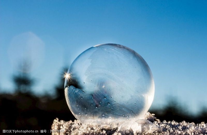 水晶球冰冻的泡沫肥皂泡冻结的图片