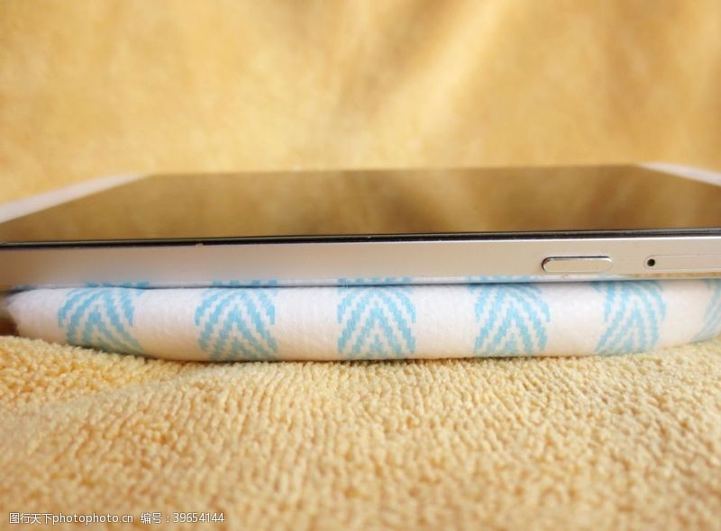 纸尿布超薄纸尿裤与手机对比图片