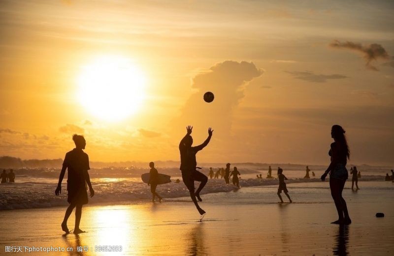 户外运动沙滩打排球图片