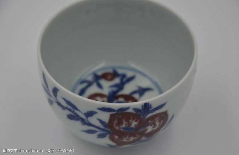传统茶文化景德镇手工青花釉里红寿桃主人杯图片