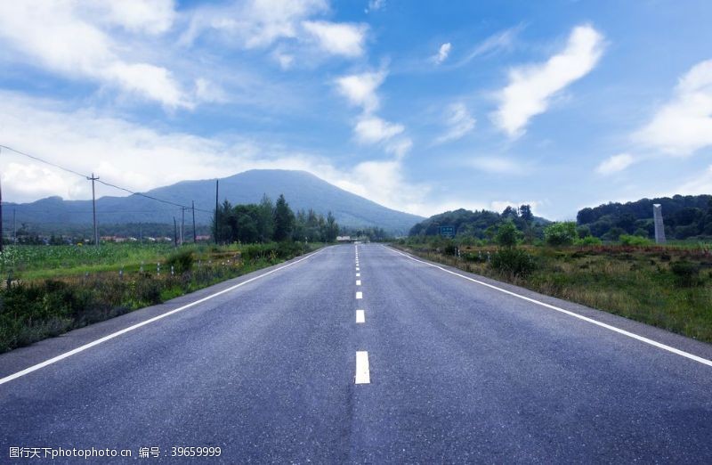 高速公路蓝天白云下的道路图片