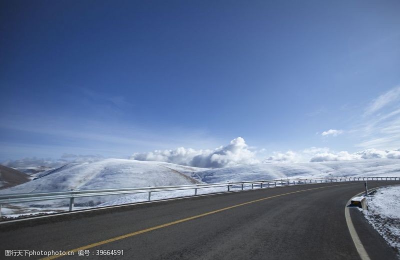 冰雪旅游蓝天白云雪后高速公路图片