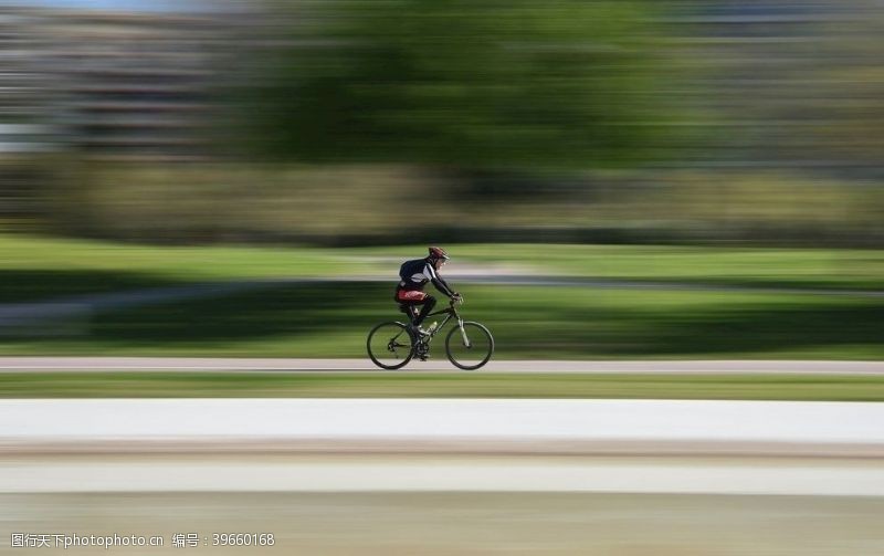 速度骑自行车的男性图片