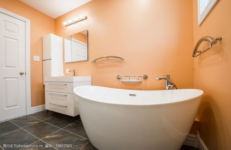 建筑家居白色陶瓷浴缸浴室装修内部图片