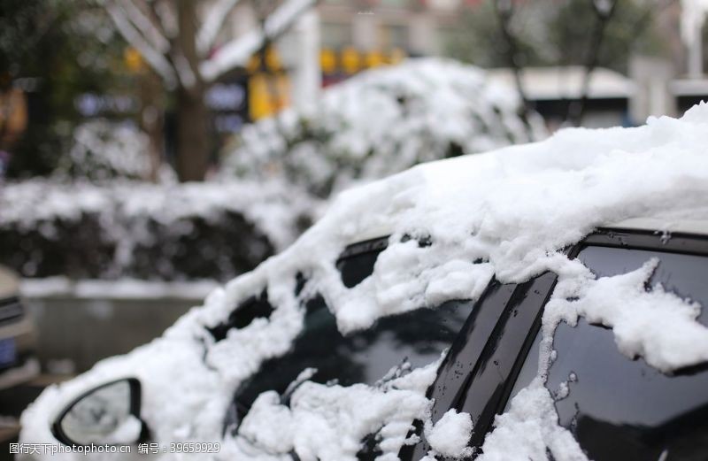 被雪覆盖的小汽车图片