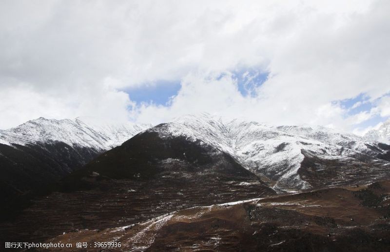 登山爬山高原雪景图片