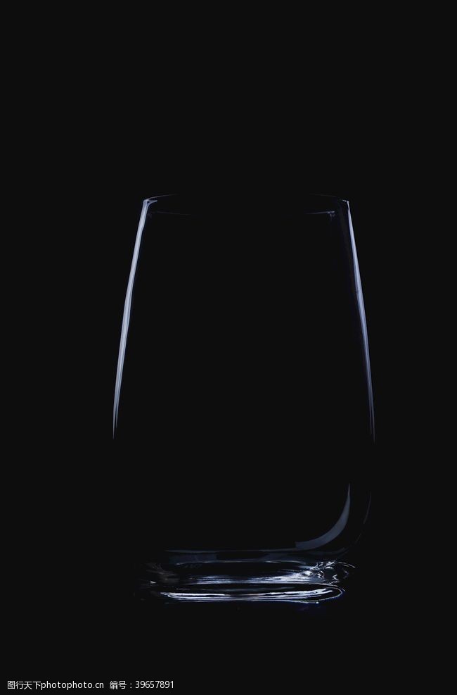 暗调黑暗下的杯子图片