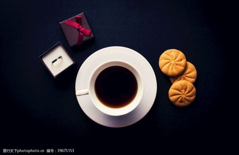 黑色桌面咖啡饼干图片