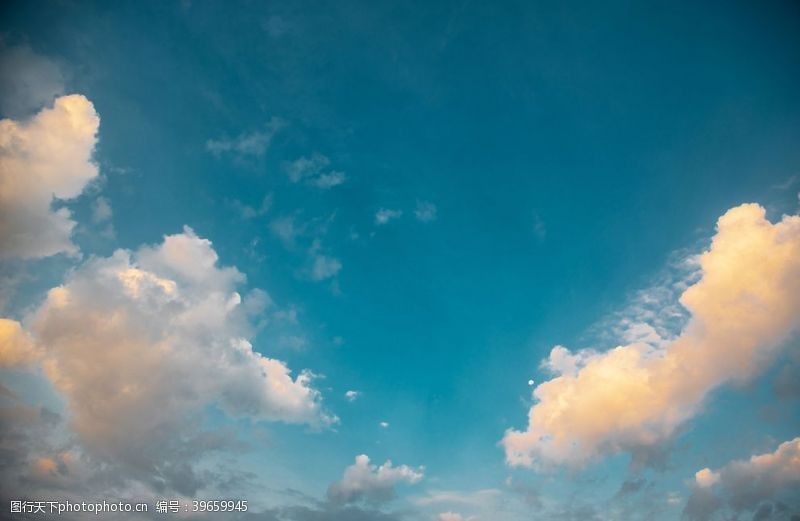 空中草原蓝天白云和月亮图片