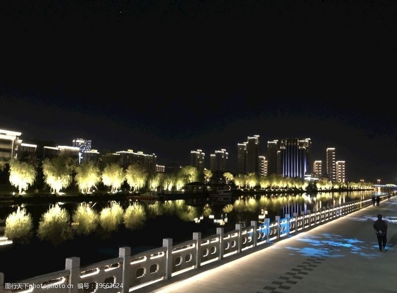 散步中国上海奉贤河畔人与湖图片