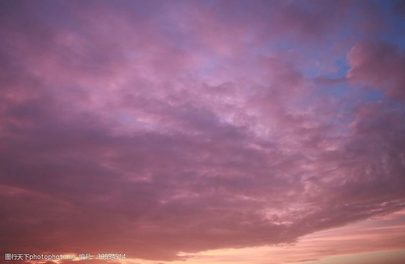傍晚夕阳的紫色天空图片