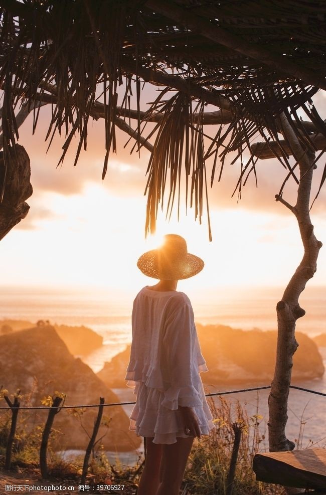 太阳帽看日出的女性游客图片